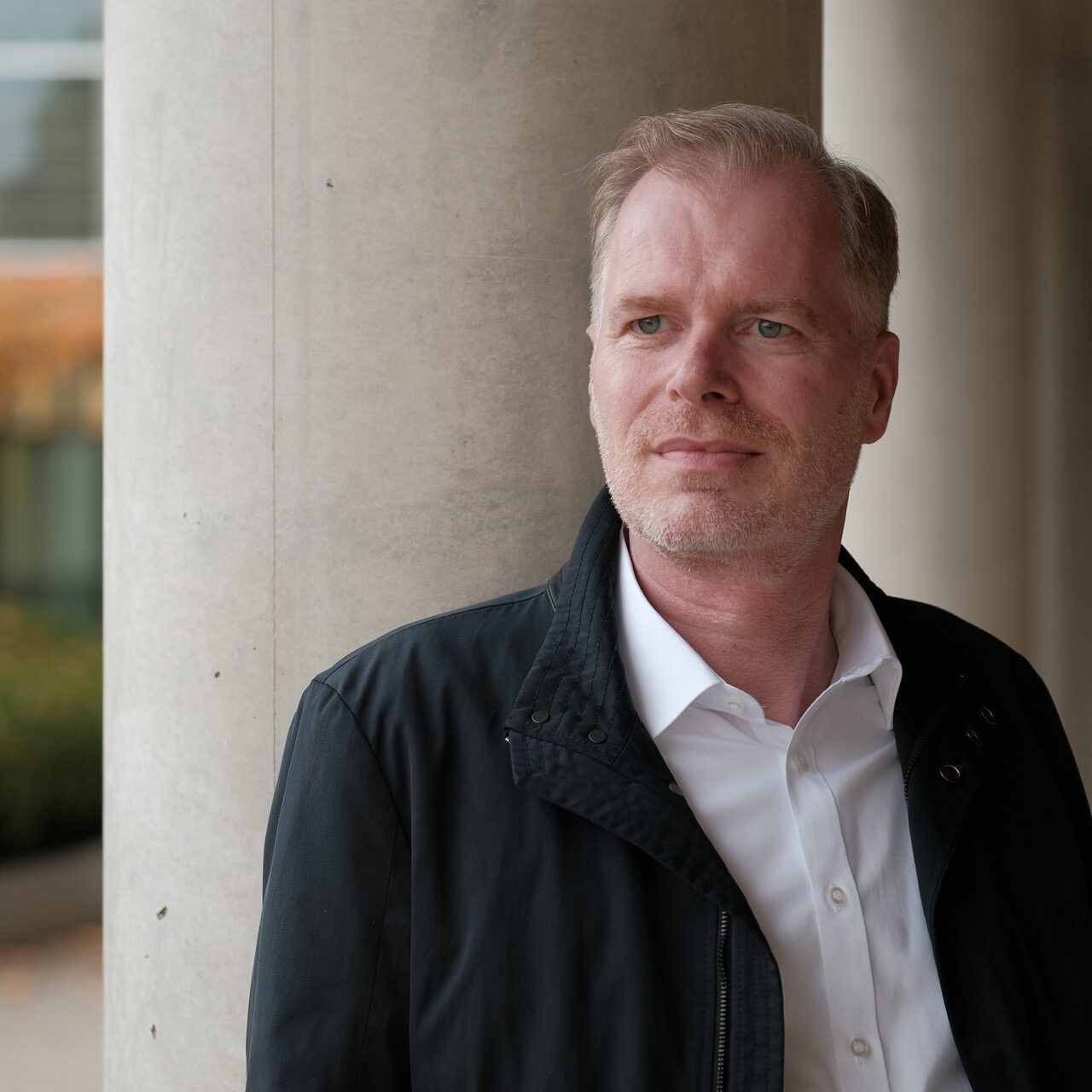 Björn Hansen Björn Hansen im Porträt vor einer Säule